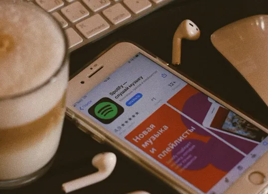 Cara login Spotify tanpa memakai email dengan mudah (Sumber: Pexels/Sergei Bezborodov)