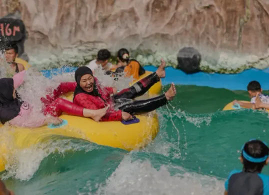 Pengunjung sedang menikmati kolam ombak (Sumber: Instagram/@sabdaalam.garut)