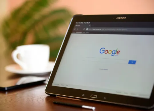 Cara mudah untuk install ekstension bloker iklan di browser. (Sumber: Pexels/AS Photography)