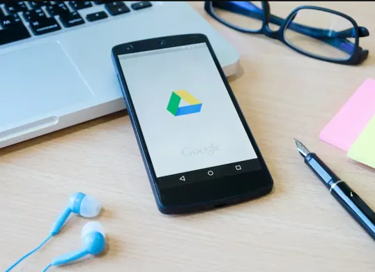 Begini cara berbagi file di Google Drive pakai hp. (Sumber: Freepik/Ijeab)