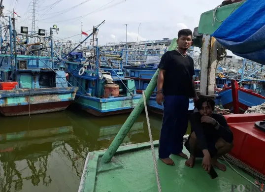 Muhammad Safyyudin (kanan) dan Andi, berada di atas kapal di lokasi bersandar kapal perikanan Muara Angke, Jakarta Utara, Jumat, 3 Januari 2025. (Sumber: Poskota/Angga Pahlevi)
