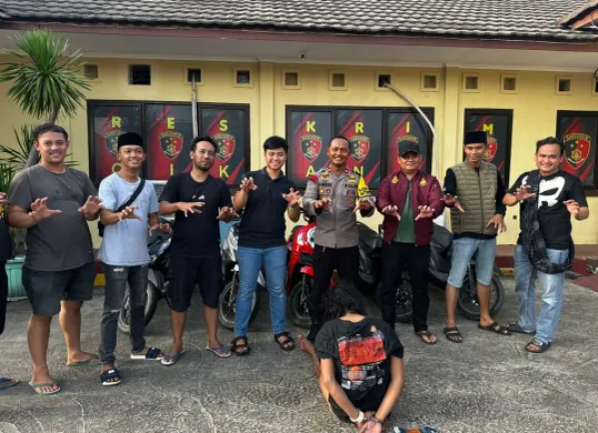 Tersangka Muhadi spesialis pencurian motor parkiran saat diamankan di Mapolsek Cikande. (Sumber: Dok Unit Reskrim Polsek Cikande)
