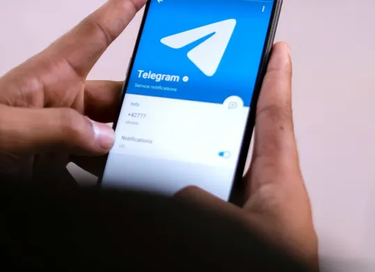 Ilustrasi mengunduh video dari Telegram. (Sumber: Pexels/Viralyft)