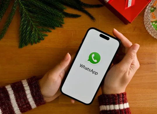 Simak lima cara menghapus kontak dari daftar blokir WhatsApp.(Sumber: Canva/Bongkarngraphic)