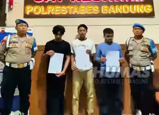 Para pelaku yang diduga melakukan pelecehan seksual kepada pasangan turis asal Singapura di kawasan Jalan Braga beberapa waktu lalu berhasil diamankan Polrestabes Bandung. (Sumber: Dok Polrestabes Bandung)