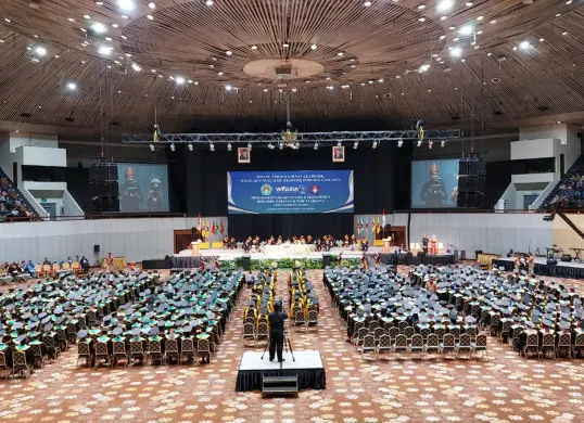 Wamentrans Viva Yoga Mauladi saat memberikan orasi ilmiah dihadapan para Sarjana dari Sekolah Tinggi Ilmu Ekonomi Indonesia (STEI) yang di wisuda di Jakarta. (Sumber: Dok. STEI)