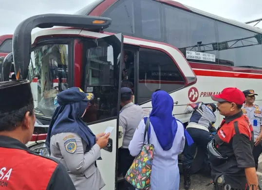Petugas Dishub saat berada di Terminal Induk Bekasi, 10 Desember 2024. (Sumber: Poskota/Ihsan)