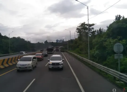 Beberapa kendaraan roda empat melintas di Tol Cipularang. (Sumber: Poskota/Muhamad Arip Apandi)