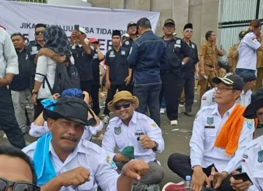 Sejumlah mantan Kades di Pandeglang saat ikut aksi demo perpanjangan masa jabatan. (Sumber: Dok. Apdesi Pandeglang)