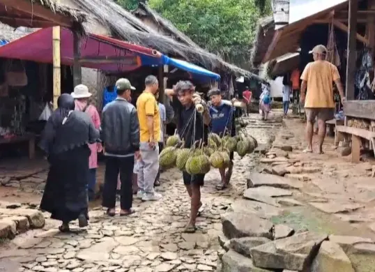 Para wisatawan saat melakukan rekreasi di kawasan wisata Saba Baduy di Kecamatan Leuwidamar, Kabupaten Lebak. (Sumber: Dok. Warga)