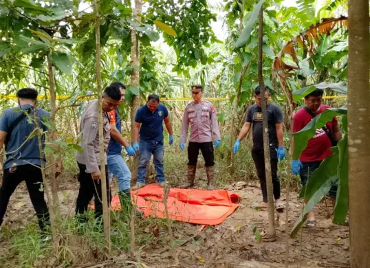 Jajaran tim Inafis Polres Pandeglang dan Polsek Patia, saat mengevakuasi tulang manusia di kebun. (Sumber: Dok. Warga)