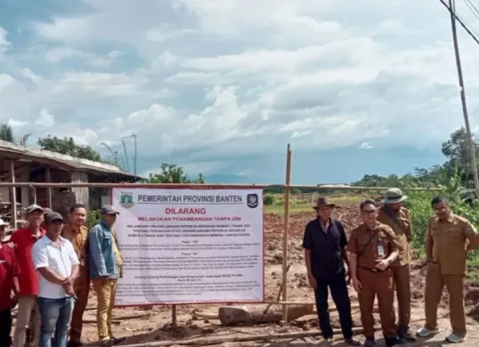 ESDM Banten dan jajaran terkait lainnya saat menyegel lokasi galian tanah di Desa Mekarsari, Kecamatan Rangkasbitung, Lebak. (Sumber: Dok. Warga)