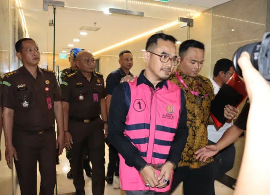 Kadisbud Jakarta Iwan Henry Wardhana ditahan dalam kasus korupsi. (Sumber: Kejati Jakarta)