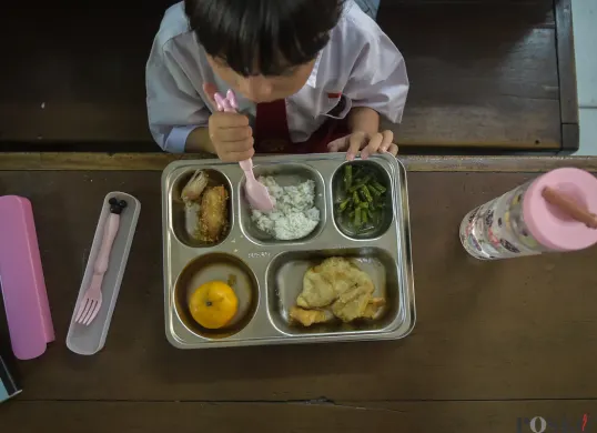 Siswa SDN Slipi 15 menyantap makanan dari program Makan Bergizi Gratis (MBG) Nasional di ruang kelas SDN Slipi 15, Jakarta Barat, Senin, 6 Januari 2025. (Poskota/ Bilal Nugraha Ginanjar)