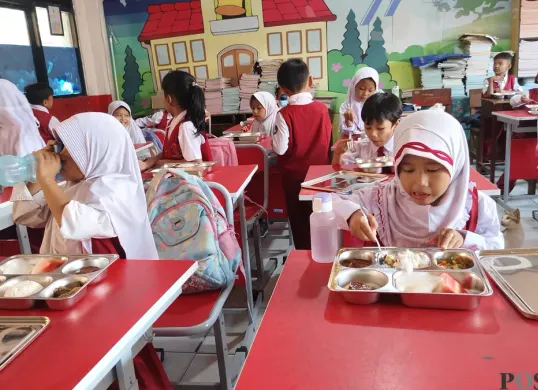 Suasana ruang kelas SDN Curug Kulon 1, Kabupaten Tangerang saat santap makan bergizi gratis, Senin, 6 Januari 2024. (Sumber: Poskota/Veronica)