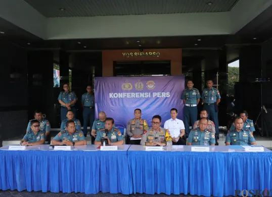 Pangkoarmada RI, Laksamana Madya TNI Denih Hendrata, didampingi Kapolda Banten, Irjen Pol Suyudi Ario Seto, bersama pejabat terkait memberikan keterangan terkait kasus penembakan di Rest Area Tol Tangerang-Merak. (Sumber: Poskota/Angga Pahlevi)