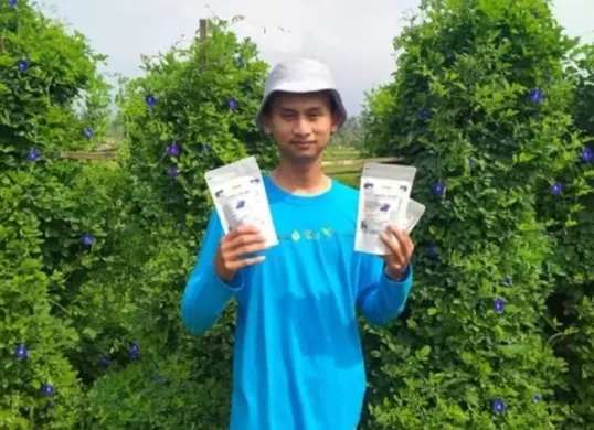 Teguh Arrosid, warga Desa Kadugemblo, Kecamatan Kaduhejo, Pandeglang, yang sukses pasarkan produk teh telang ke beberapa provinsi. (Sumber: Dok. Pribadi)