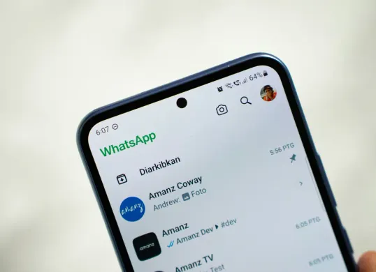 Cara backup chat penting di aplikasi WhatsApp. (Sumber: Unsplash/Amanz)