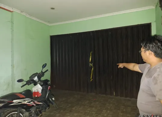 Seorang warga menunjukkan lokasi penemuan mayat bocah di dalam Ruko Kalimalang Indah Blok C/22, Tambun Selatan, Kabupaten Bekasi, Selasa, 7 Januari 2025. (Sumber: Poskota/Ihsan Fahmi)