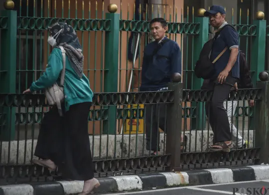 Lompati Pagar Pembatas Jalan 