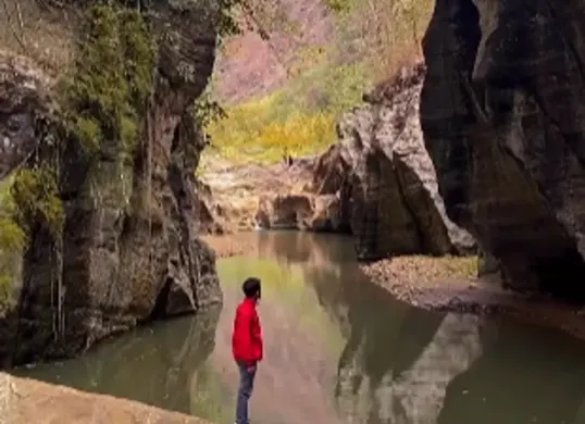 Sungai Cikahuripan disebut juga sebagai Green Canyon Bandung (Sumber: Instagram/@explorebandung)