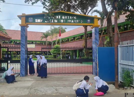Siswa SMP Negeri 191 Jakarta, Kebon Jeruk, Jakarta Barat menantikan program makan bergizi gratis. (Sumber: Poskota/Pandi Ramedhan)