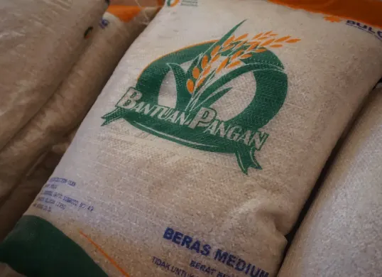 Pembagian bantuan beras 10 kg di 2 wilayah ini. (Sumber: Dok. Pemkab Madiun)