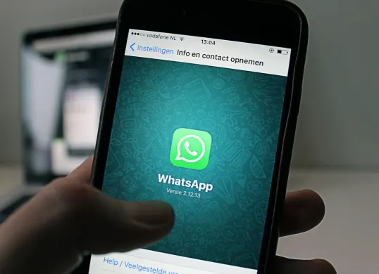 Cara login WhatsApp menggunakan email. (Sumber: Pexels/Anton)