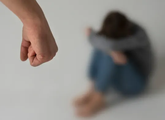 Kasus pengeroyokan dan pelecehan terhadap seorang wanita di Pluit, Jakarta Utara kini masih dalam penyelidikan polisi. (Sumber: Freepik)