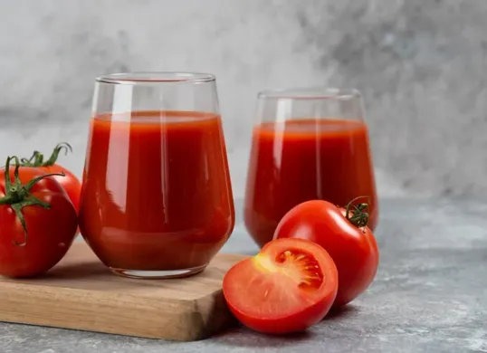 Jus tomat ternyata bisa menjadi pilihan untuk mengatasi rambut rontok yang efektif berkat kandungannya. (Sumber: Freepik/azerbaijan_stockers)