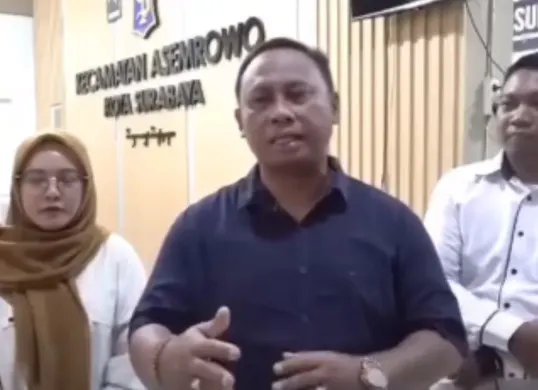 Camat Asemrowo, Surabaya, Muhammad Khusnul Amin klarifikasi usai viralnya penggerebekan warga ke kantornya. (Sumber: Tangkap Layar Instagram/@medsoszone)