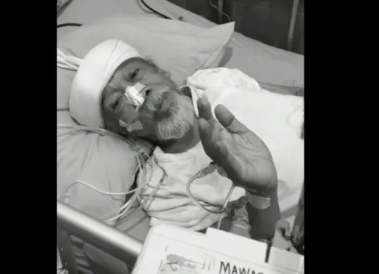 Komedian sekaligus politisi H. Nurul Qomar atau yang akrab disapa Abah Qomar meninggal dunia pada Rabu, 8 Januari 2025 pukul 17.21 WIB akiban kanker usus besar. (Sumber: Instagram @abahqomar)