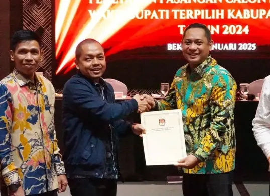 Rapat pleno di Hotel Holiday Inn, Cikarang, Kabupaten Bekasi menetapkan Ade Kuswara-Asep Surta Atmaja sebagai Bupati-Wakil Bupati Bekasi periode 2024-2029, Kamis, 9 Januari 2025. (Sumber: Dok. Diskominfo Kabupaten Bekasi)