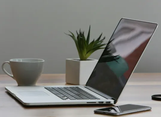 Ilustrasi menggunakan WhatsApp Web di laptop. (Sumber: Pexels/Life Of Pix)