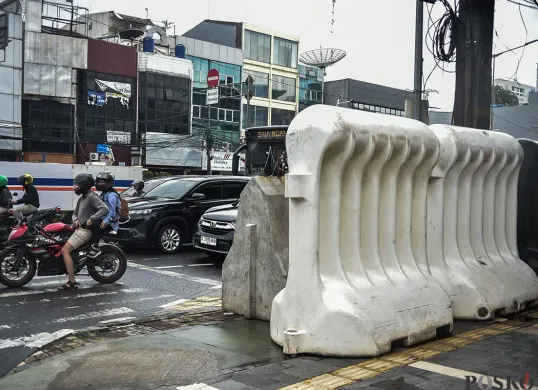 Tasblock Raksasa Halangi Ruas Jalan Pejalan Kaki