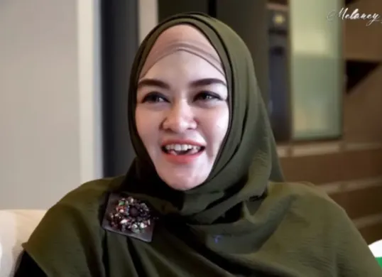 Zeda Salim kecewa ketika mengetahui Ammar Zoni tengah dekat dengan seorang dokter. (Sumber: Tangkapan Layar YouTube/Melaney Ricardo)