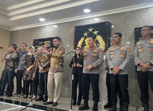 Kepala BPOM Taruna Ikrar bersama Kapolri, Jenderal Listyo Sigit Prabowo di Mabes Polri, Jakarta Selatan, Jumat, 10 Januari 2025. (Sumber: Poskota/Ali Mansur)