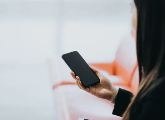 Cara mengatasi layar HP yang tidak bisa disentuhagar noomr HP tidak bisa dicari di Getcontact. (Sumber: Pinterest/lifehacker)