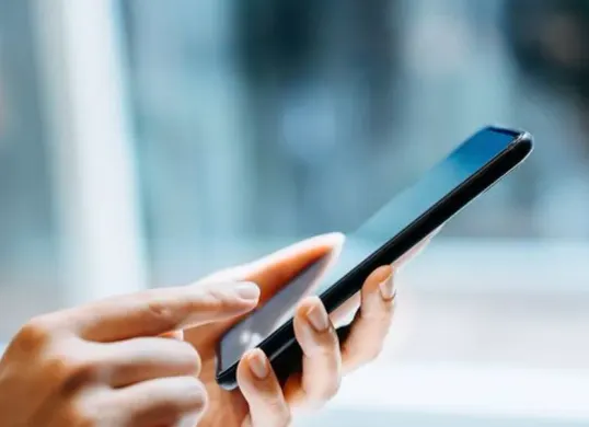Solusi sementara untuk HP dengan layar pecah dan tidak bisa disentuh, menggunakan mouse dan kabel OTG untuk navigasi. (Sumber: Pinterest/Esquire Italia)