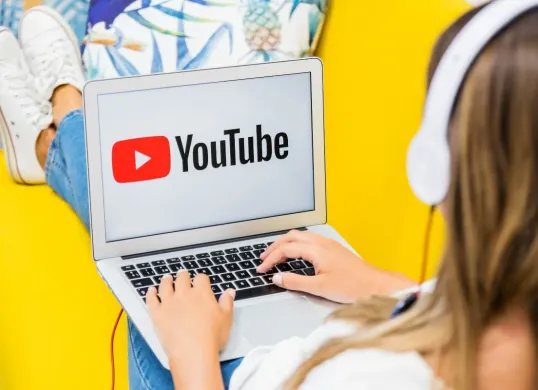 Berikut ini dua cara memutar musik dari YouTube di latar belakang HP. (Sumber: Freepik)