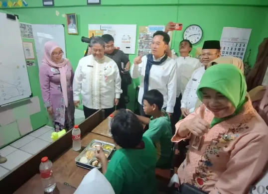 Anggota DPRD Jakarta Komisi E, Kevin Wu saat meninjau pelaksanaan MBG di SLB Neger 5 Jakarta Barat, Jumat 10 Januari 2025. (Sumber: Poskota/Pandi Ramedhan)