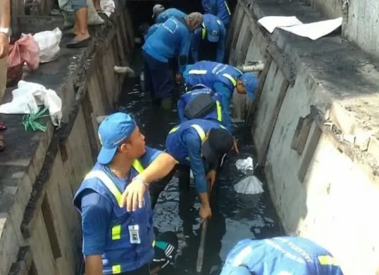 Normalisasi saluran air oleh petugas Sudin SDA Jakarta Barat. (Sumber: Dok. Sudin SDA Jakarta Barat)