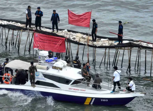 Kementerian Kelautan dan Perikanan (KKP) menghentikan kegiatan pemagaran laut tanpa izin di pesisir  laut Tangerang. (Sumber: Dok. Humas KKP)