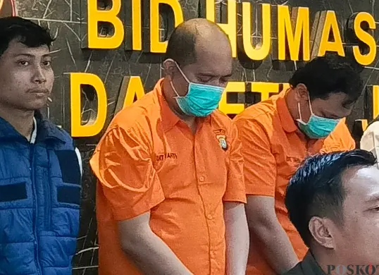 Tersangka pelaku seks menyimpang sekaligus pengelola situs porno, IG, 39 tahun saat gelar perkara di Mapolda Metro Jaya, Jakarta Selatan, Jumat, 10 Januari 2025. (Sumber: Poskota/Ali Mansur)