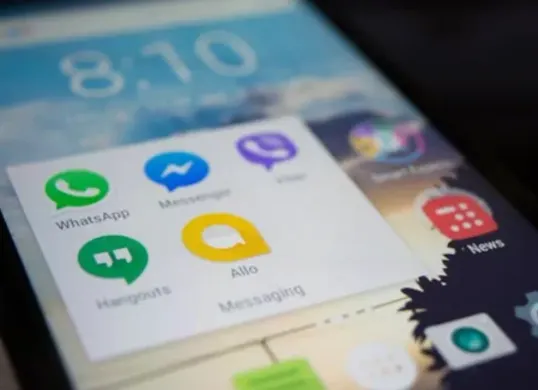 Polling di WhatsApp adalah fitur yang memungkinkan pengguna membuat jajak pendapat sederhana di dalam grup atau chat pribadi. (Sumber: Pexels/Alok Sharma)