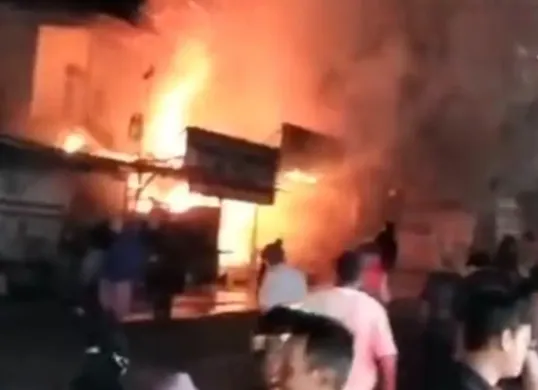 Warung kopi dan kios hp di Jatijajar, Tapos, Kota Depok, Jumat malam, 10 Januari 2025, ludes terbakar. Polisi menyebut api diduga berasal dari ledakan tabung gas. (Sumber: Dok. Polsek Cimanggis)