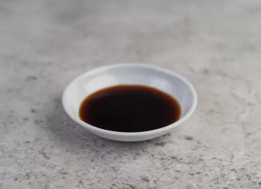 Ketahui kandungan gula dalam kecap manis. (Sumber: freepik/jcomp)