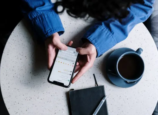Cara mengirim pesan secara langsung di fitur WhatsApp. Simak. (Sumber: Pexels/cottonbro studio)