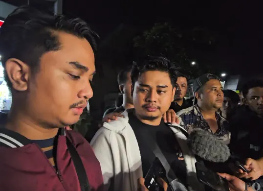 Rizky Agam, setelah mengikuti kegiatan rekonstruksi penembakan di Rest Area KM 45 Tol Tangerang-Merak, Sabtu, 11 Januari 2025. (Sumber: Poskota/Veronica Prasetio)