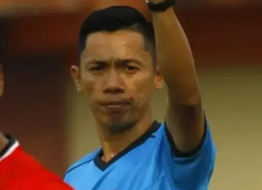 Tommi Manggopa, wasit yang pimpin laga PSBS vs Persib Bandung. (Sumber: Instagram/persibtalk.kd)